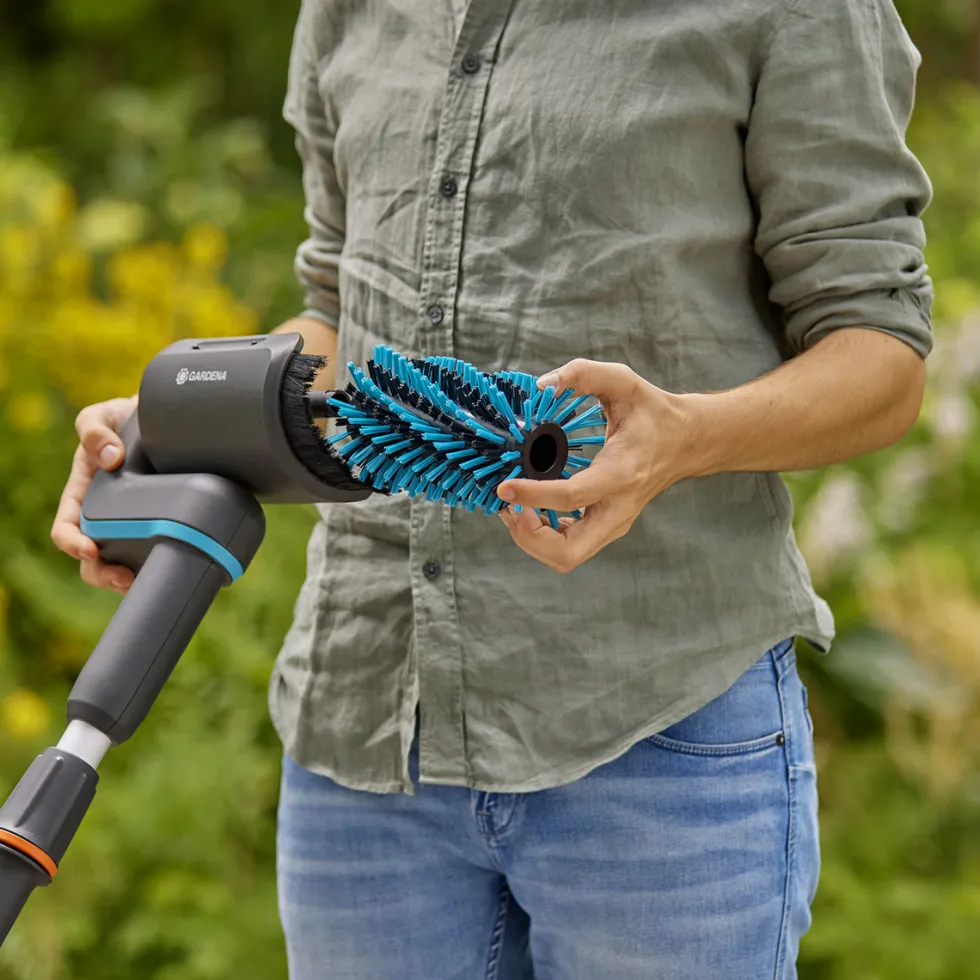 Altantvättset Gardena Batteridriven AquaBrush inkl. Batteri & Laddare