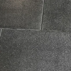 Granitplatta Stencentralen Absolute Black Antikborstad 305x305 mm