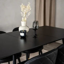 Matgrupp Venture Home Silvia med Iläggsskiva och 4 Valentina Stolar Konstläder