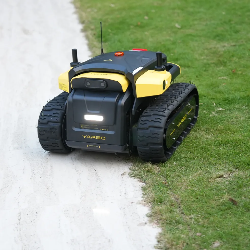 Robot Yarbo Core med Gräsklipparmodul och Snöslungemodul