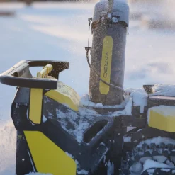 Robot Yarbo Core med Gräsklipparmodul och Snöslungemodul