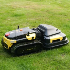 Robot Yarbo Core med Gräsklipparmodul och Snöslungemodul