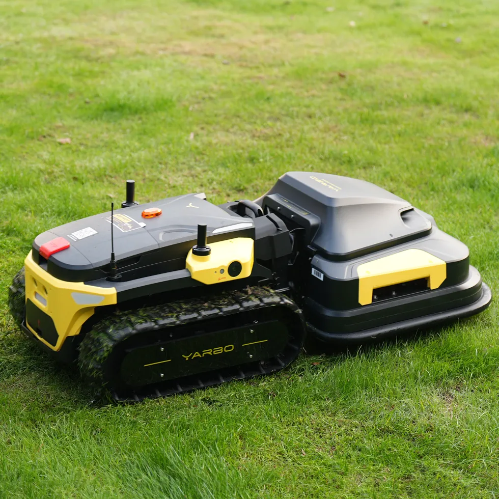 Robot Yarbo Core med Gräsklipparmodul och Snöslungemodul
