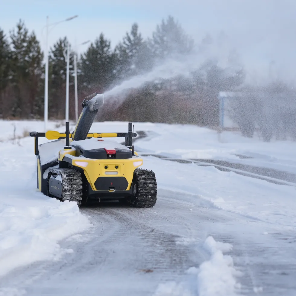 Robot Yarbo Core med Gräsklipparmodul och Snöslungemodul