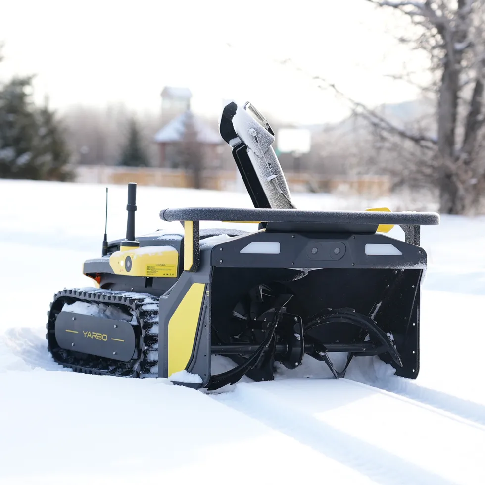 Robot Yarbo Core med Gräsklipparmodul och Snöslungemodul