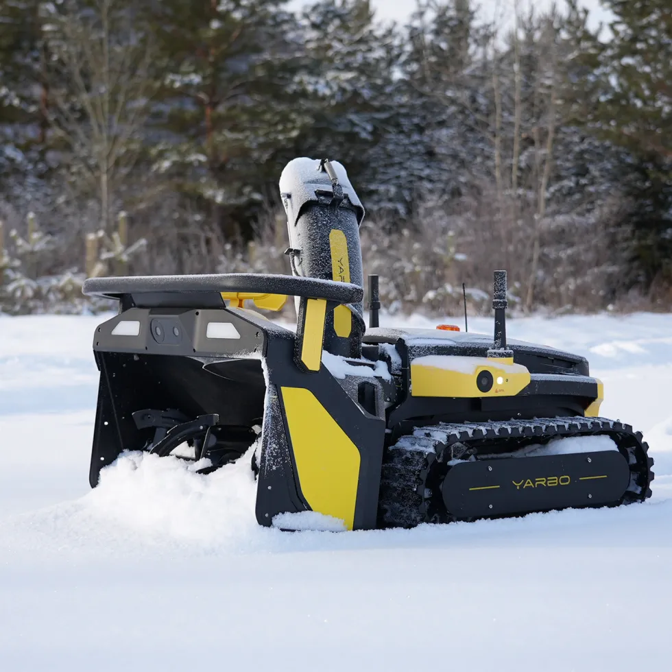 Robot Yarbo Core med Gräsklipparmodul och Snöslungemodul