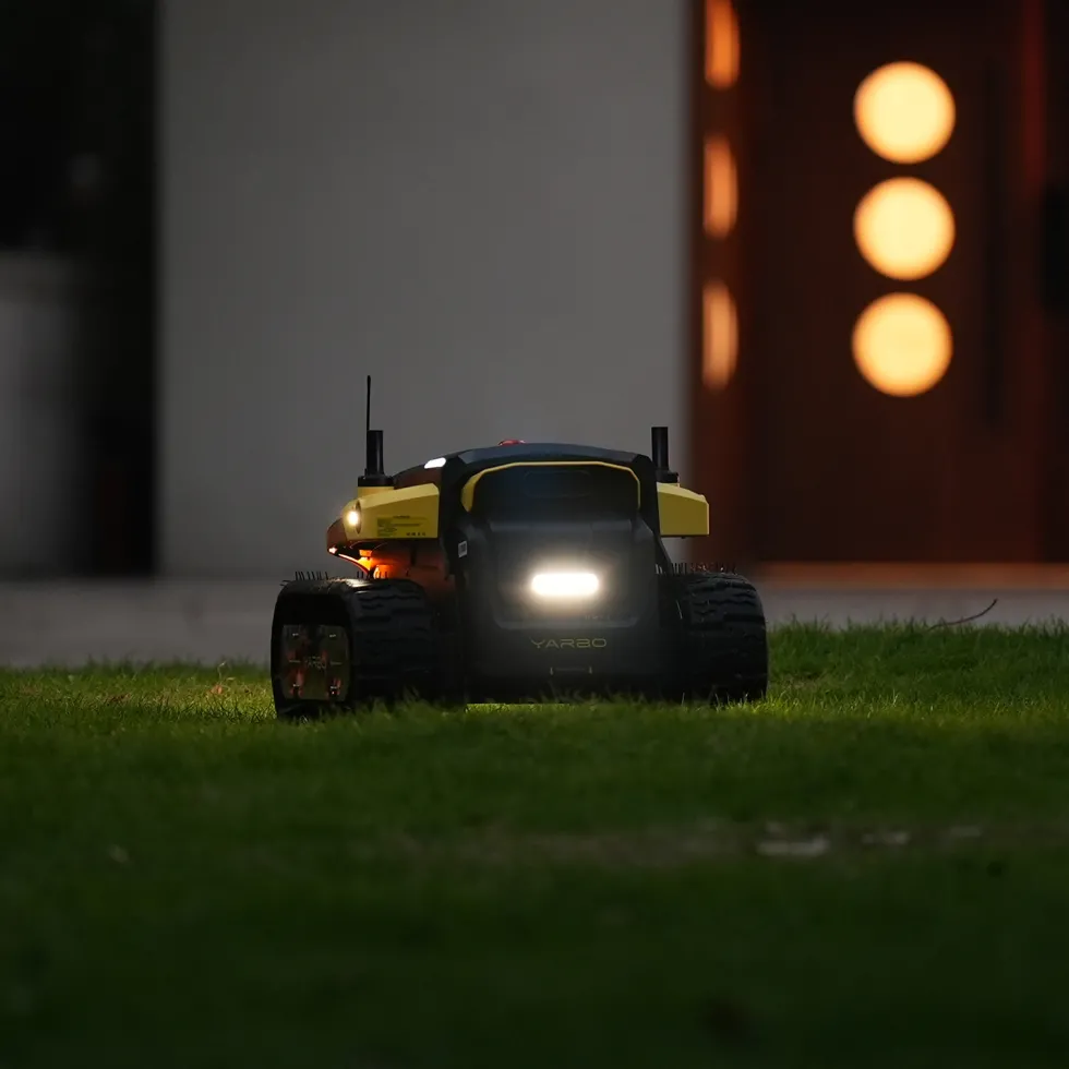 Robot Yarbo Core med Gräsklipparmodul och Snöslungemodul