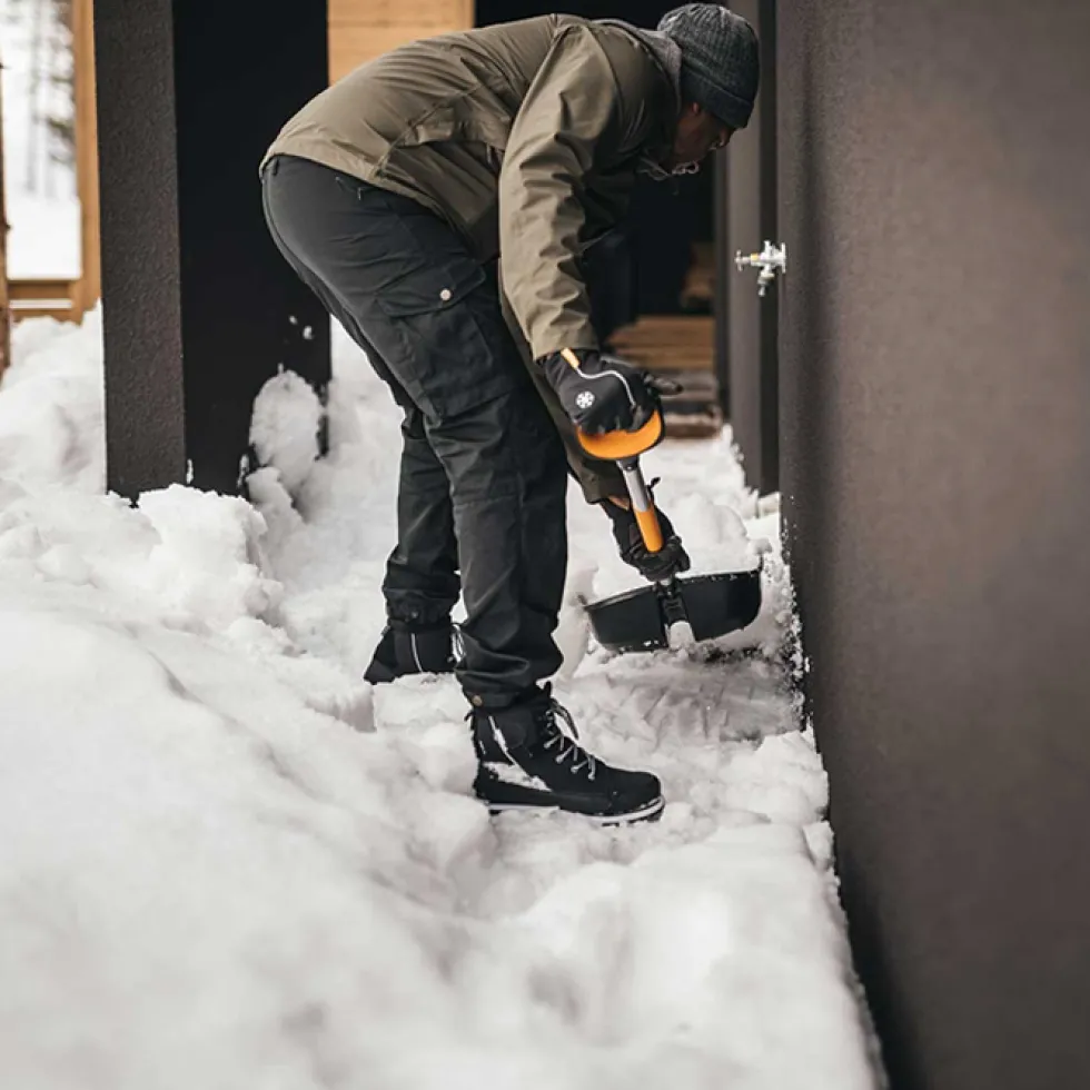 Snöskyffel Fiskars X-Series