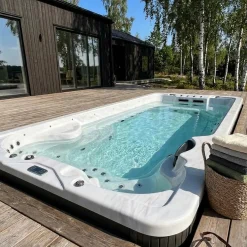 Swimspa Svenska Bad Trysil med Lock och Spatrappa