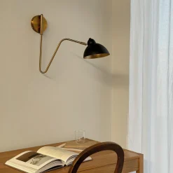 Vägglampa Dyberg Larsen Futura med Böjd Arm