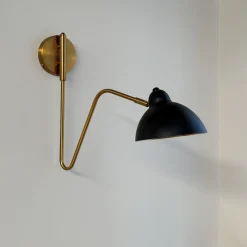 Vägglampa Dyberg Larsen Futura med Böjd Arm
